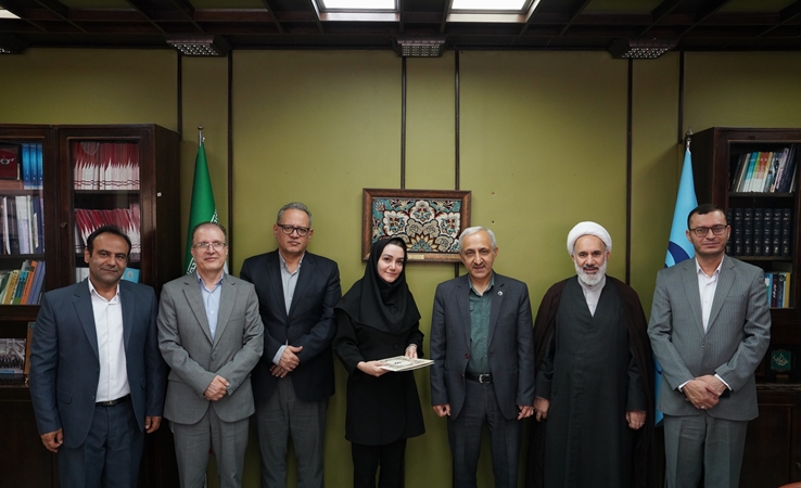 تجلیل از همکار نمونه بیمارستان توانبخشی رفیده به دلیل تعهد سازمانی در جنگ رمضان